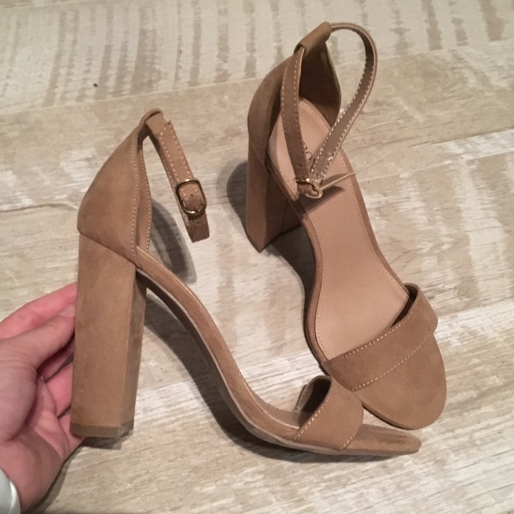 Size 7 taupe/nude chunky heels
